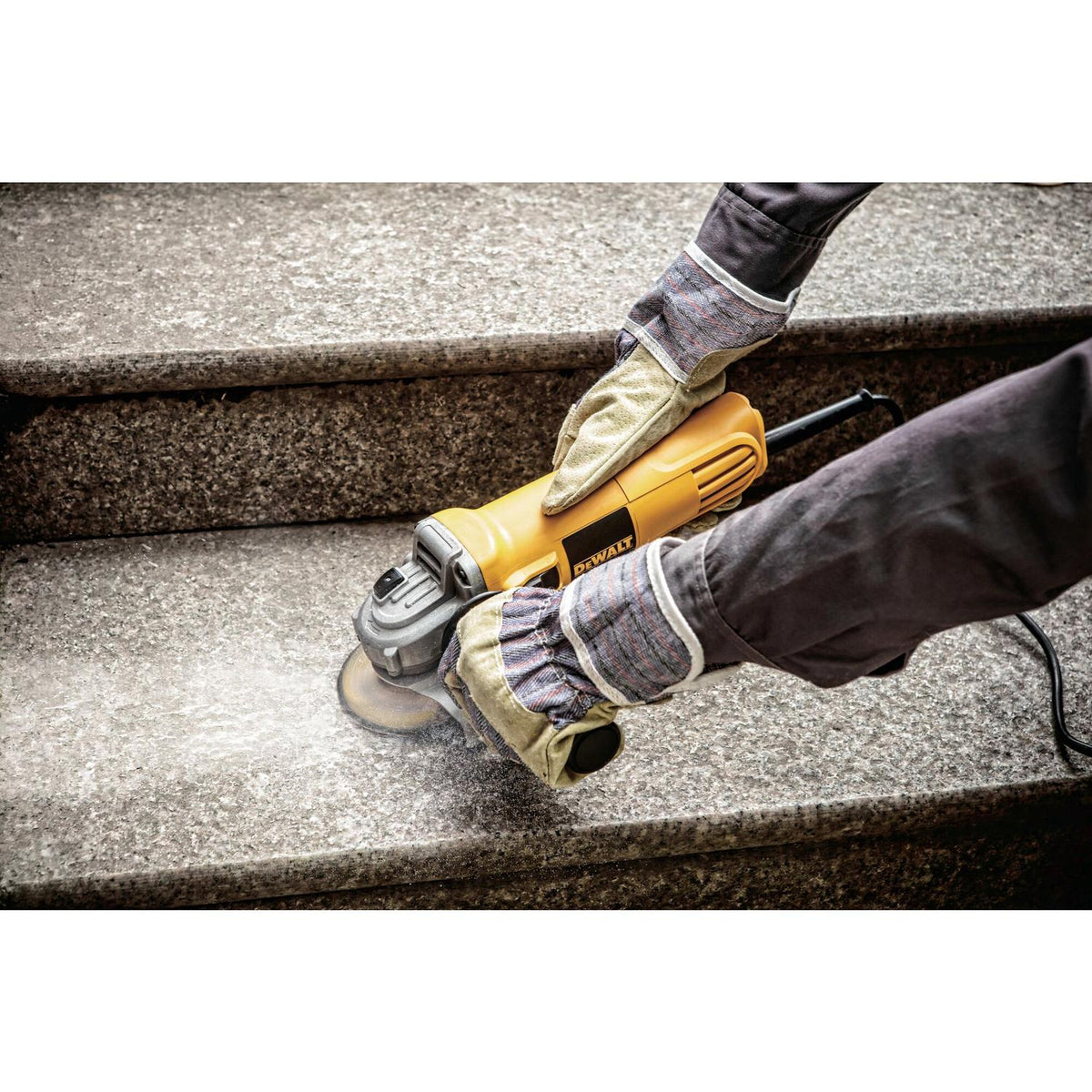 Esmeril Angular 4 - 1/2'' 950 W Velocidad Variable - DeWalt - Herram.cl