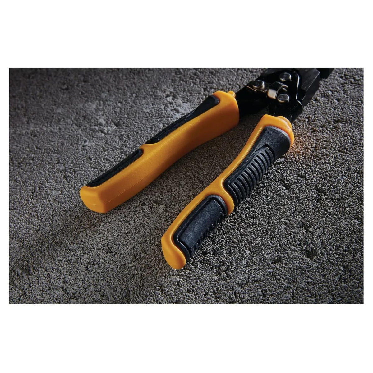 Alicate Punta Larga De Acción Compuesta 9'' - DeWALT - Herram.cl