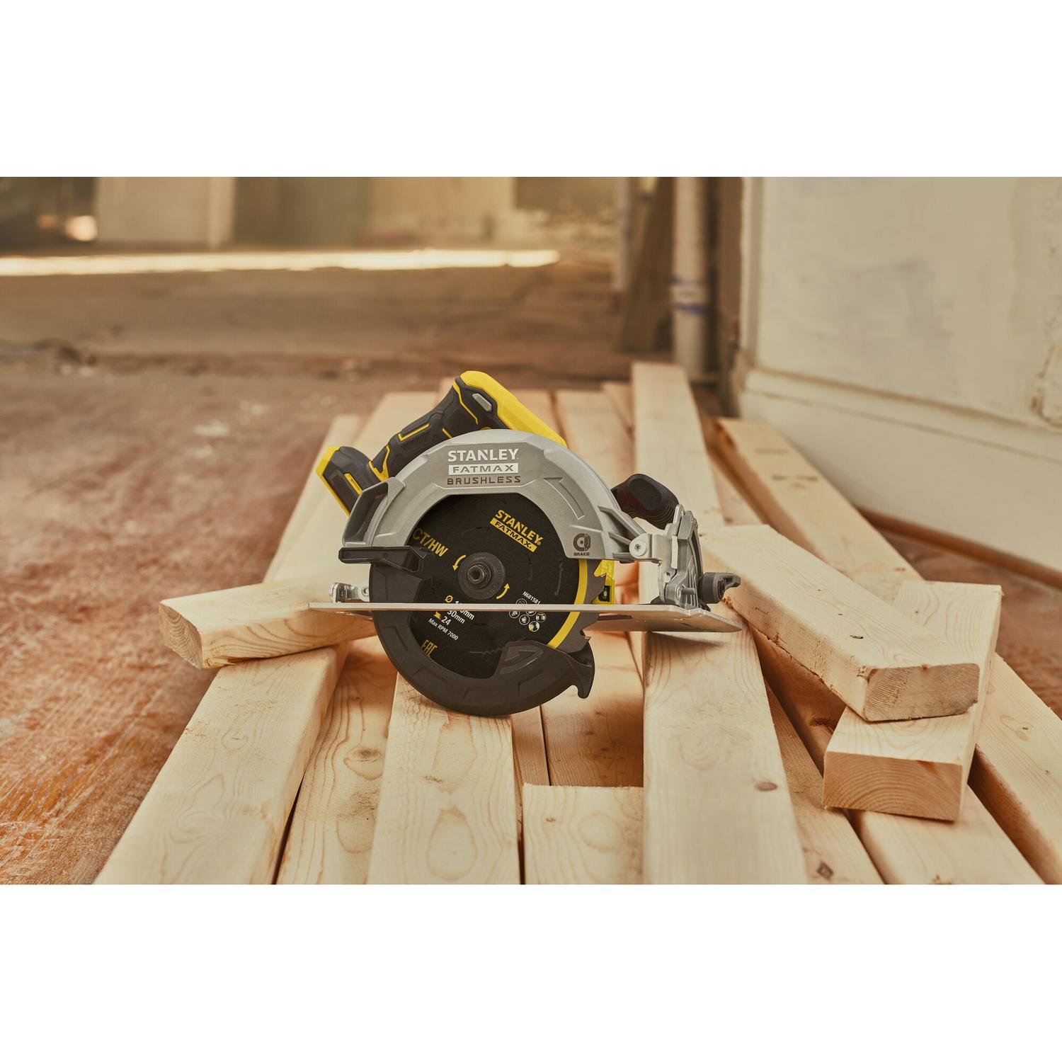 Sierra Circular 7 - 1/4'' 20V Max. Sin Bateria - Stanley - Herram.cl