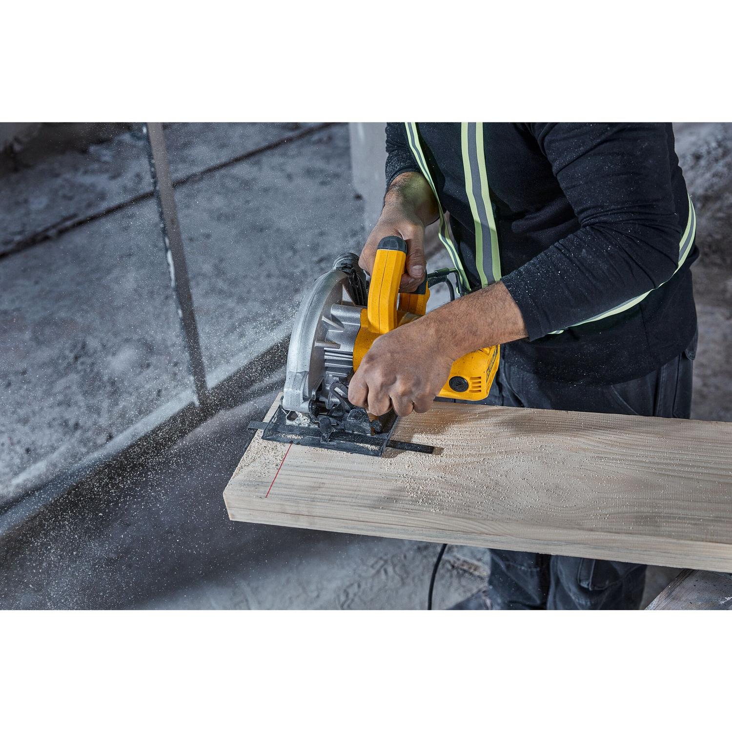 Sierra Circular 7 - 1/4'' 1.500 W DWE5615 - B2 - DeWalt - Herram.cl