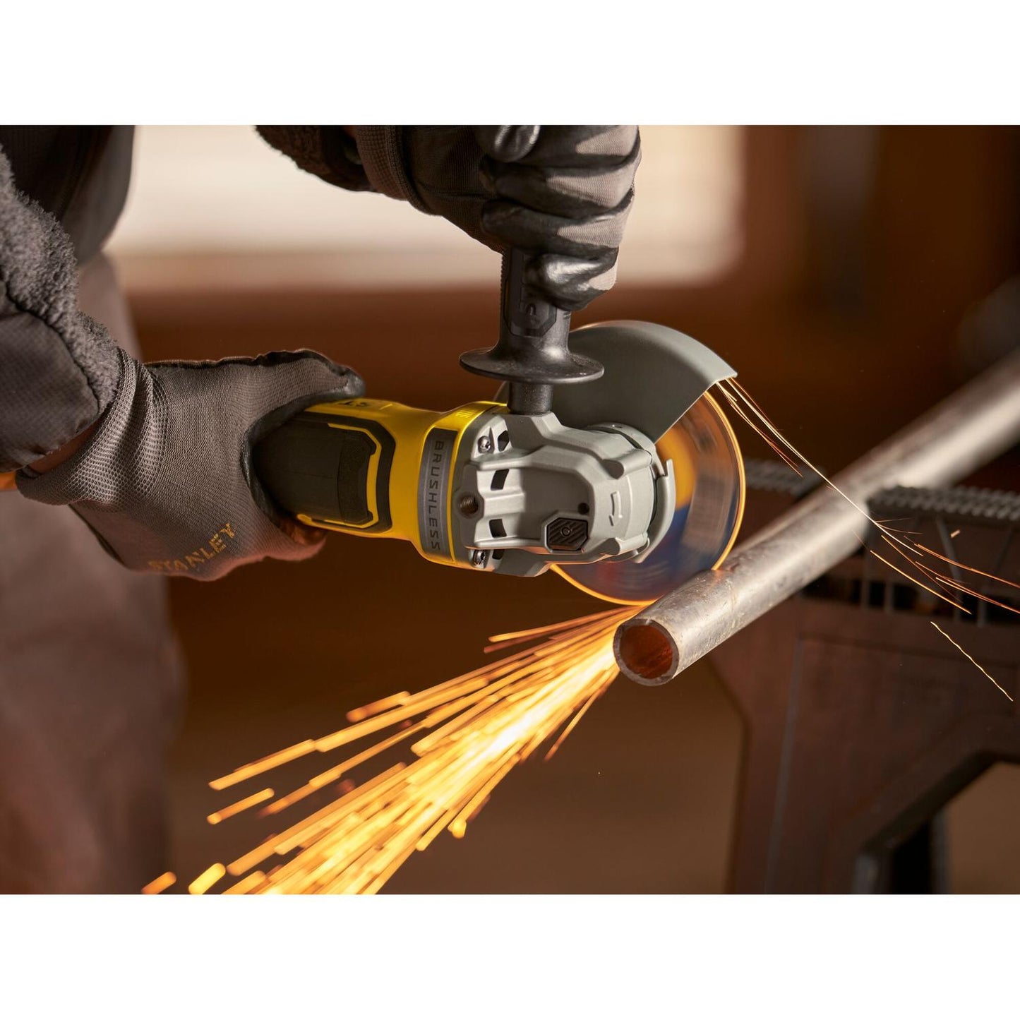 Esmeirl angular 4 - 1/2'' 20V Max. Sin Bateria - Stanley - Herram.cl