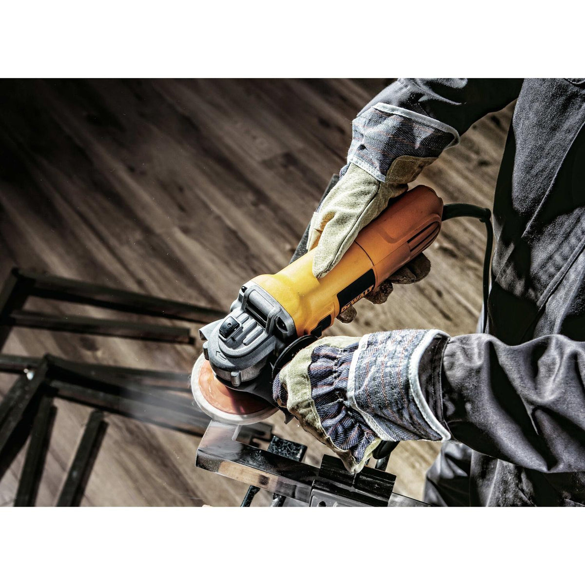 Esmeril Angular 4 - 1/2'' 950 W Velocidad Variable - DeWalt - Herram.cl