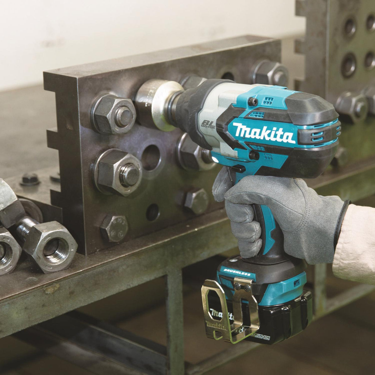 Llave de Impacto Inalámbrica Makita DTW1001 18V 3/4'' 1050Nm - Herram.cl