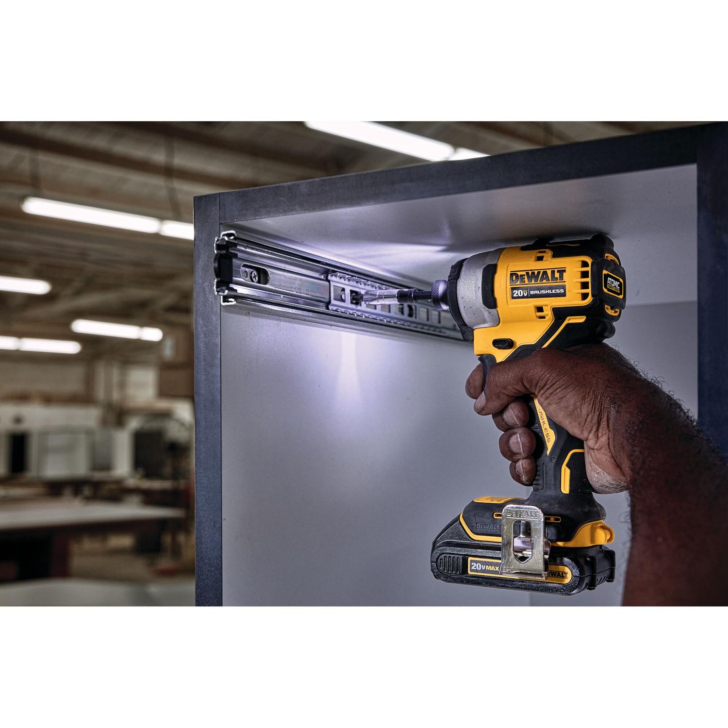 Kit ATOMIC Taladro Perc. + Atornillador DeWALT DCK279D2 - B2 - Herram.cl